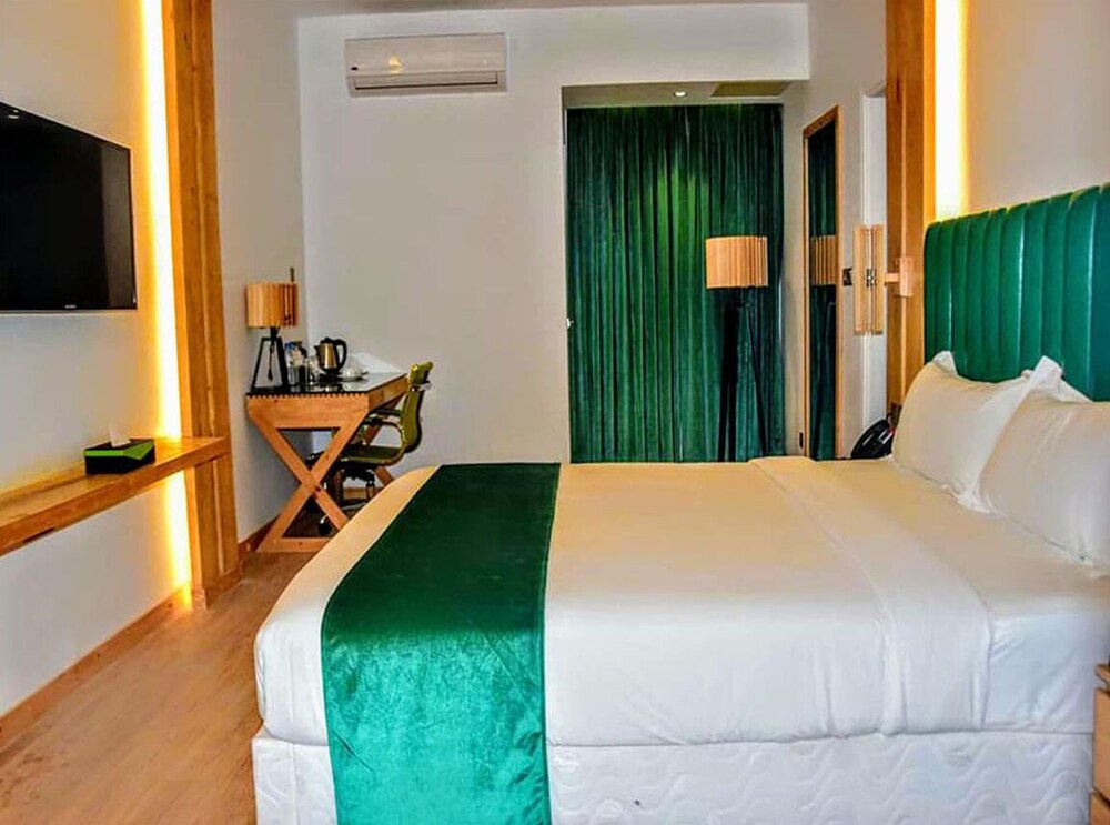 Standard Queen Room