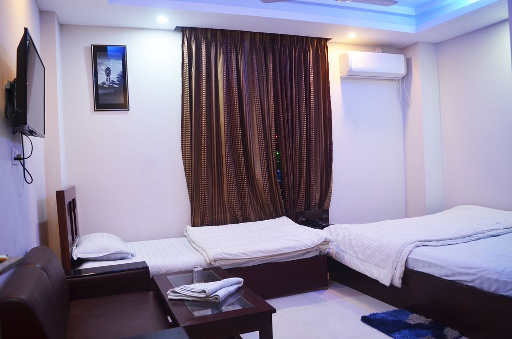Ac Triple Bed Family Room (1 Queen Size & 1 Single Bed)